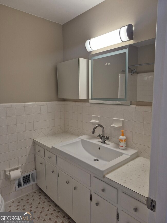 Building Photo - 2357 Crestcliff Dr