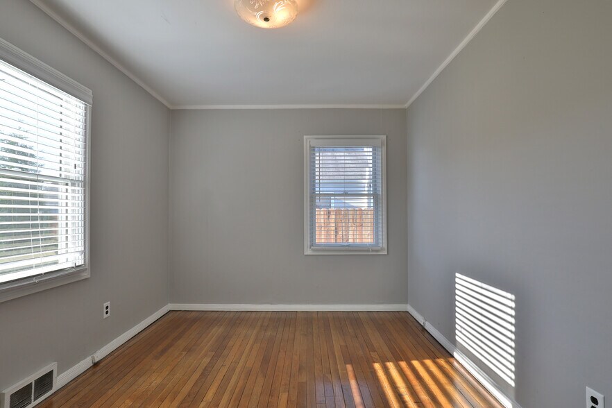 Building Photo - 5586 Emerson Ave