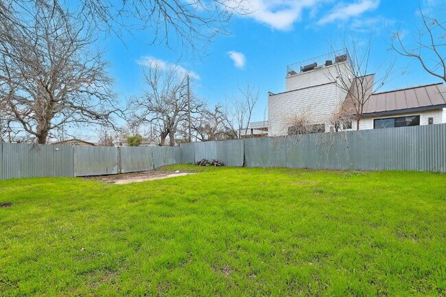 Building Photo - 1309 E 13th St