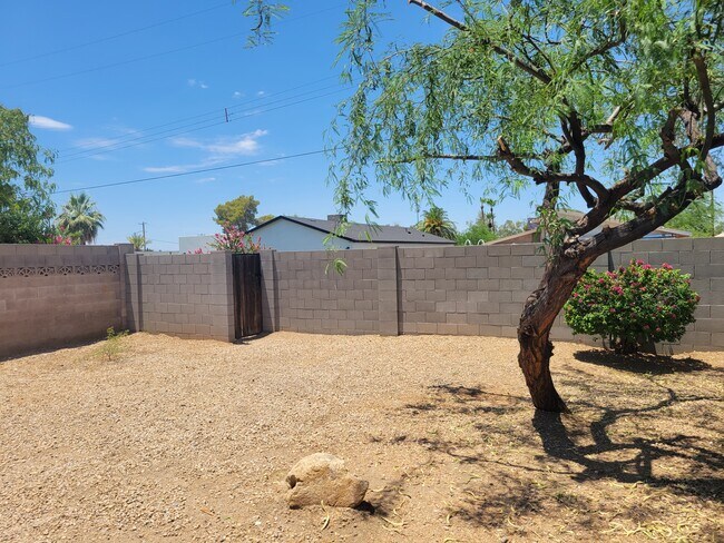 Building Photo - 8050 N 11th Pl