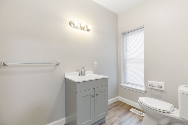 Building Photo - Pet Friendly 2 BR townhouse