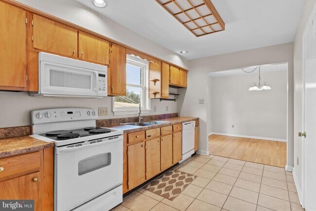 Building Photo - 213 Sunset Dr