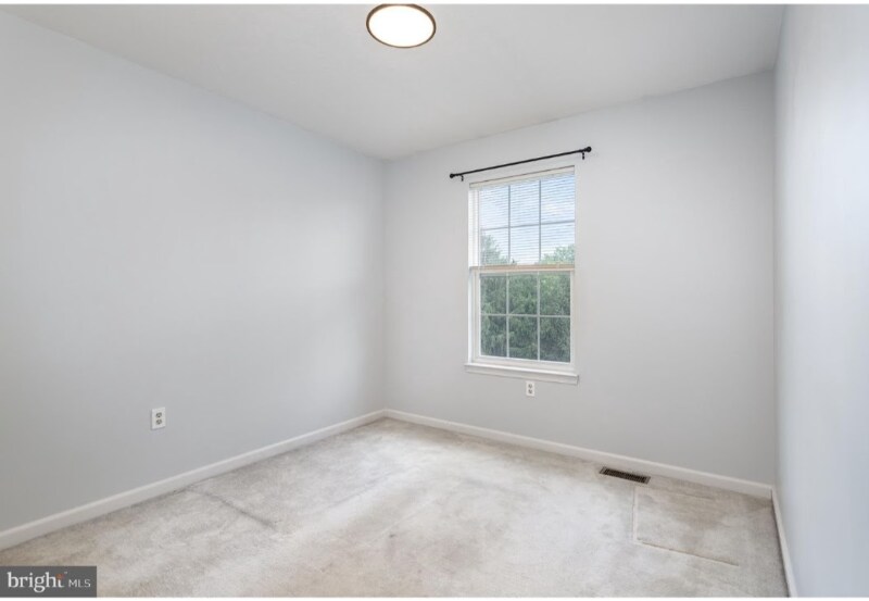 Building Photo - 330 Charles Cir