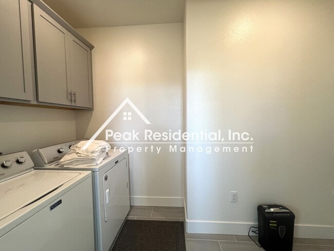 Building Photo - Updated Elk Grove 3bd/2.5ba Home with 2 Ca...