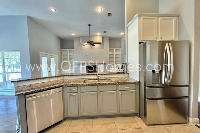 Building Photo - Gated South Crestview Community!