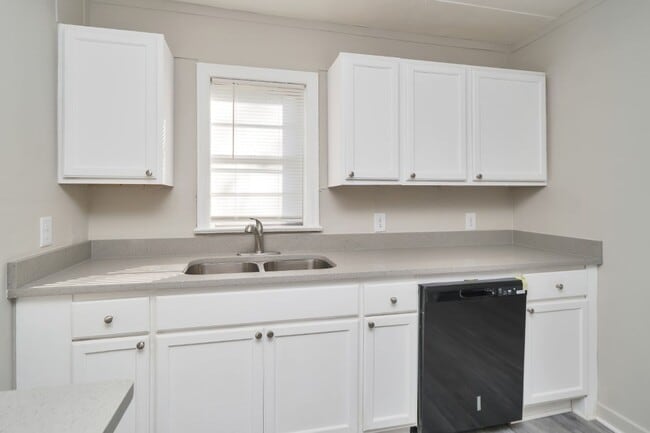 Building Photo - Super Cute & Private Hueytown Home Tucked Away on a Quiet Cul-de-Sac