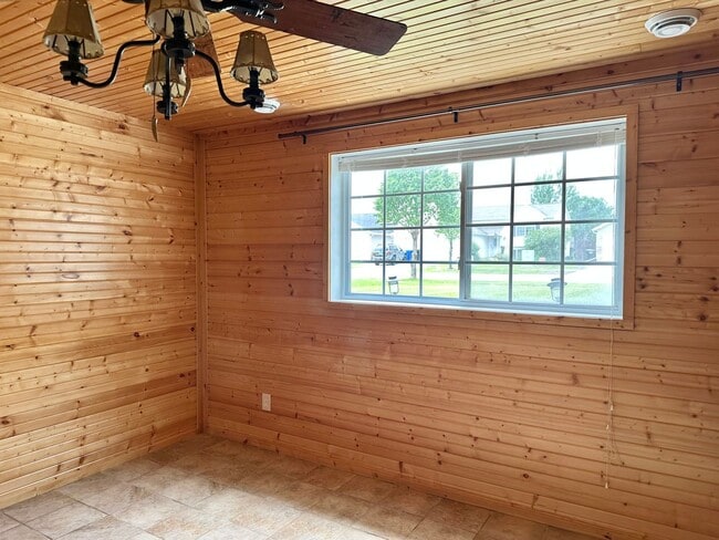 Building Photo - 5 Bedroom 2 Bath South Fargo