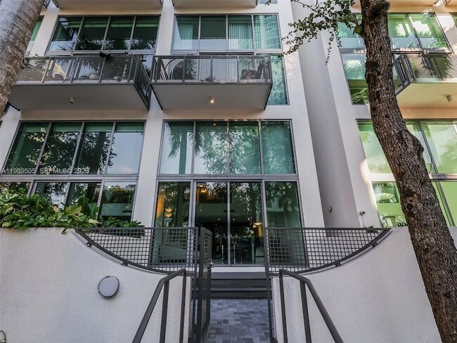 Building Photo - 6000 Collins Ave