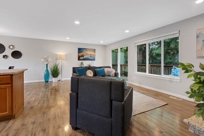 Building Photo - Wonderful 4 Bedroom, 3 Bath Home in Federal Way with Double Balconies and Family Room!