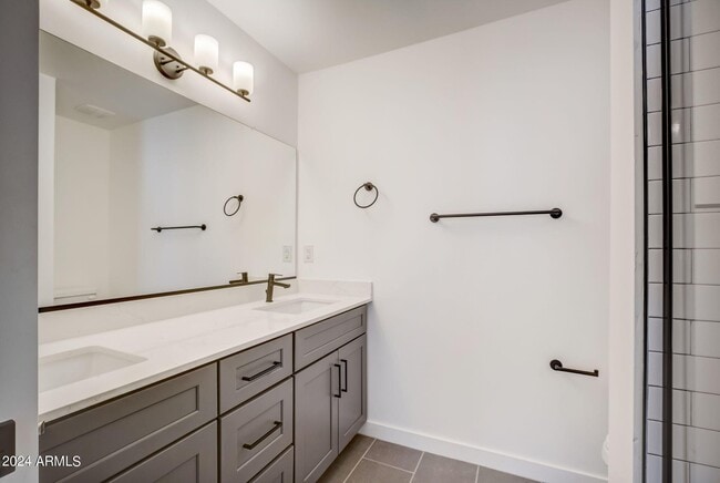 Building Photo - 3725 E Earll Dr