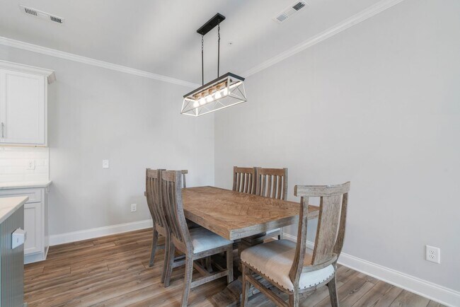 Building Photo - Canterbury Townhome