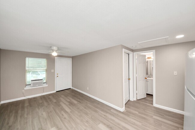 Building Photo - 17111 River Rd