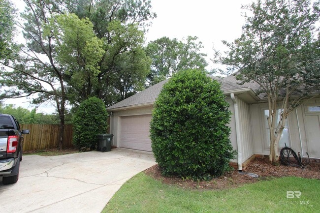 Building Photo - 9948 Sommerset Dr