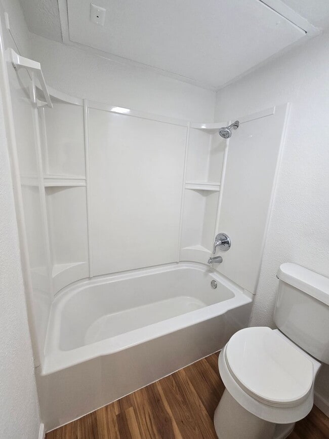 Building Photo - Updated Townhome Condo in Prime Location!