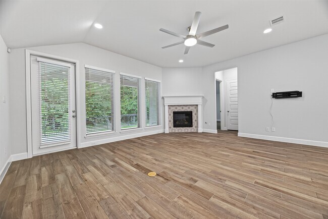 Building Photo - 302 Sky Top Dr