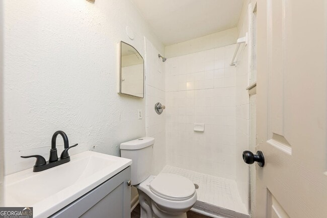 Building Photo - 210 Oak Dr SE