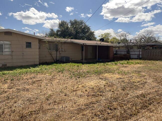 Building Photo - Cozy house in College Hills AVAILABLE NOW!