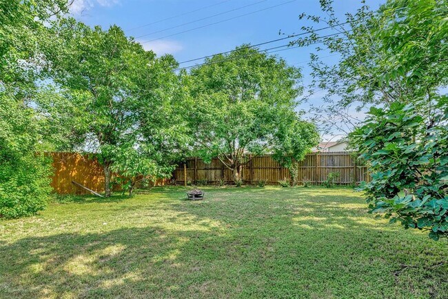 Building Photo - 1308 Troy Ln