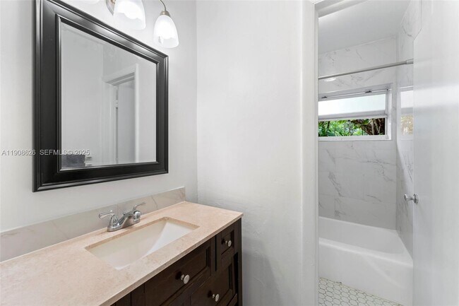 Building Photo - 1860 Venice Park Dr