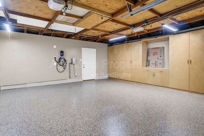 Building Photo - 5940 La Jolla Mesa Dr
