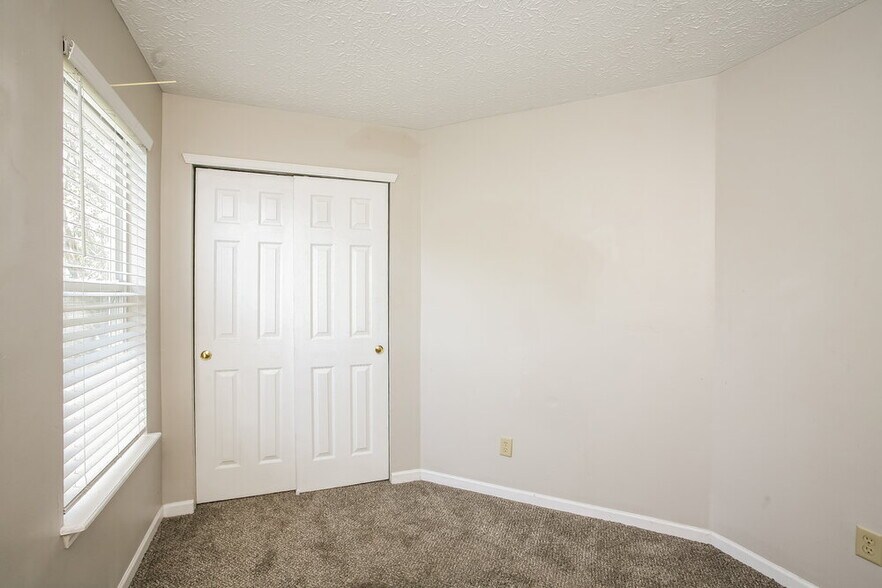 Building Photo - 4487 Connaught Dr E
