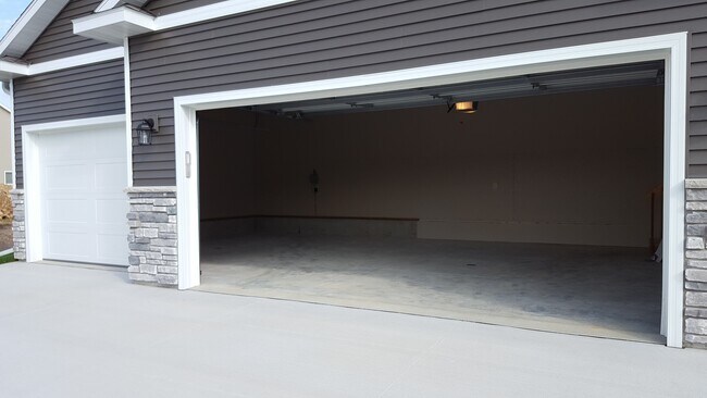 Building Photo - 3984 Stone Point Dr NE