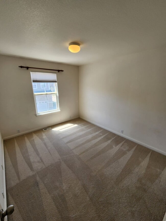 Building Photo - Beautiful Townhome