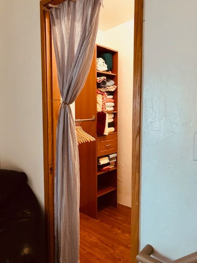 Building Photo - Central Location - 2 beds 1 bath