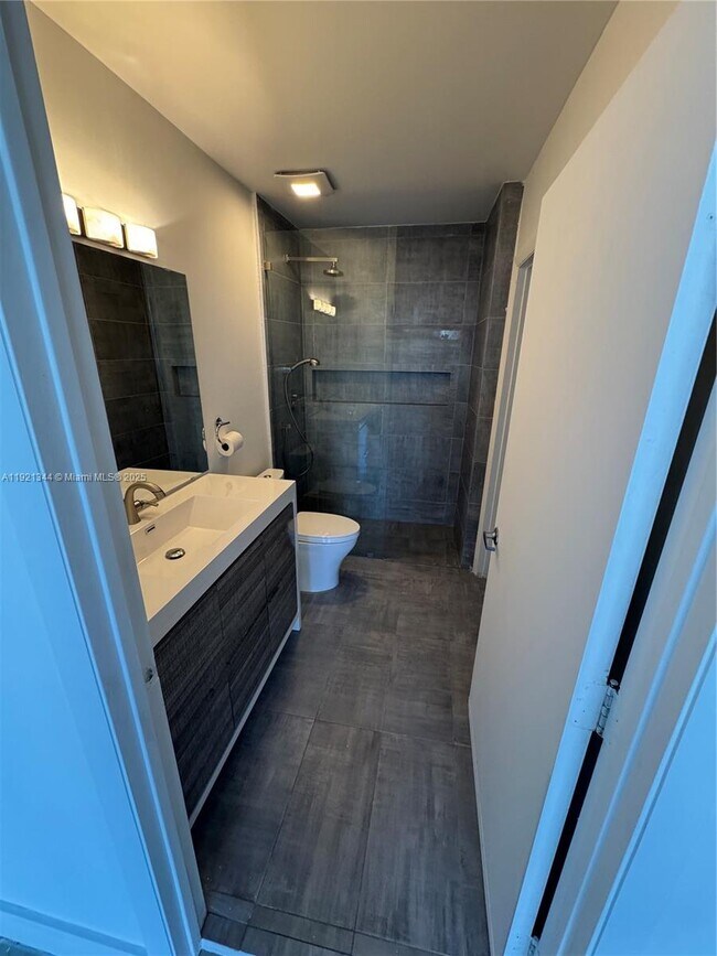 Building Photo - 444 NE 30th St