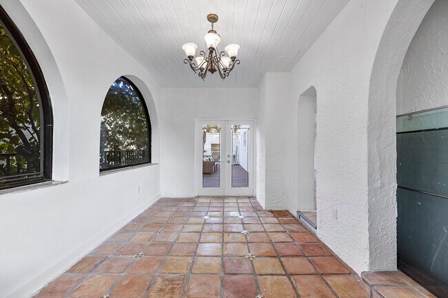 Building Photo - 1139 Venetia Ave