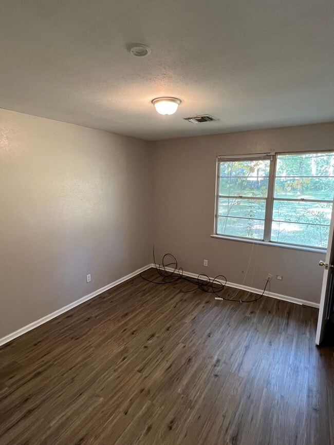 Building Photo - New Floors and Paint!!