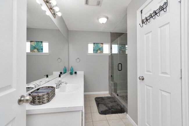 Building Photo - 5822 Santa Bernadetta