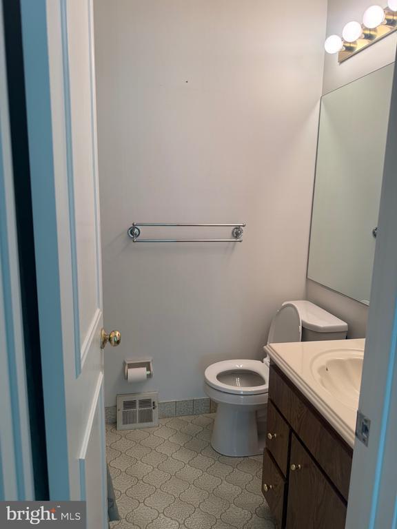 Building Photo - 14 Oak Knoll Dr
