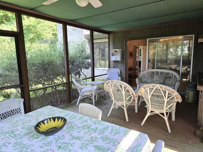 Building Photo - 6 Summer Hill Rd