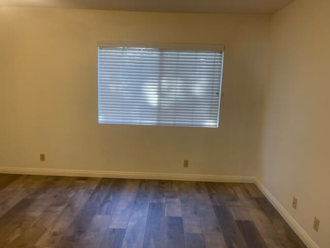 Building Photo - 2215 Lobelia Ave