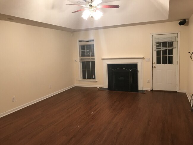 Building Photo - 3/2 in East Montgomery