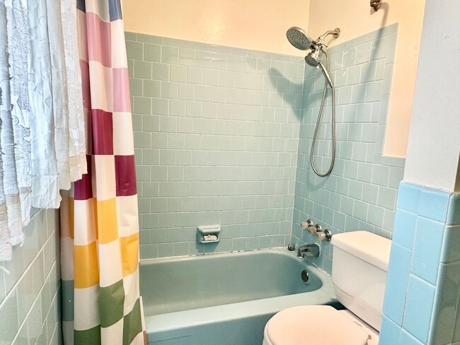 Building Photo - 5 Bedroom 2.5 Bathroom! Parking! Pets Welc...