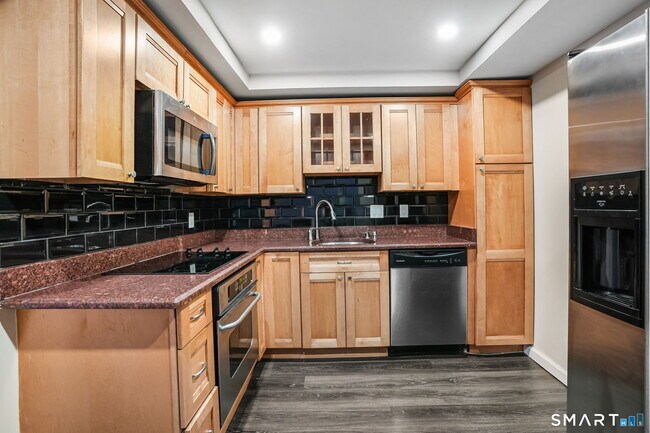 Building Photo - 143 Hoyt St