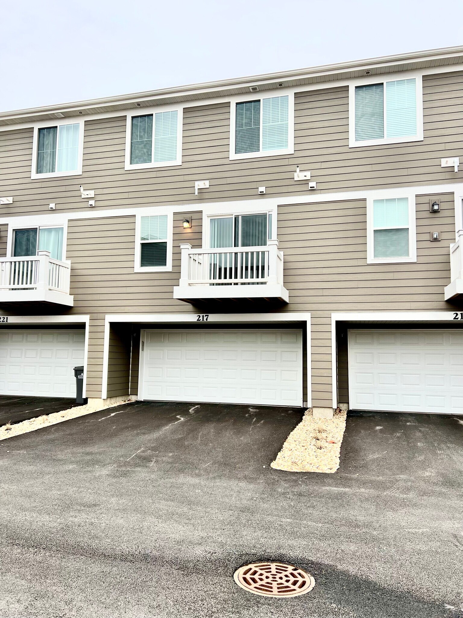 Building Photo - 217 Goldenrod Dr