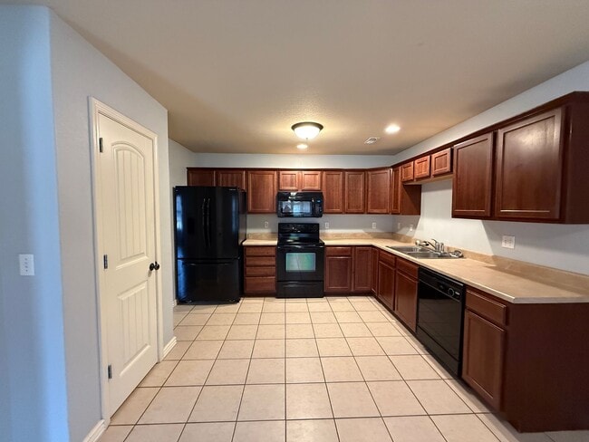 Building Photo - Now Pre-leasing for Mid-April