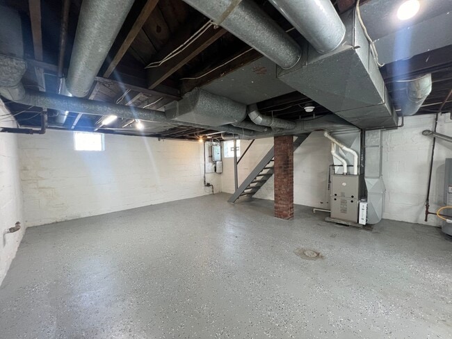 Building Photo - Updated 2BR house with off street parking!
