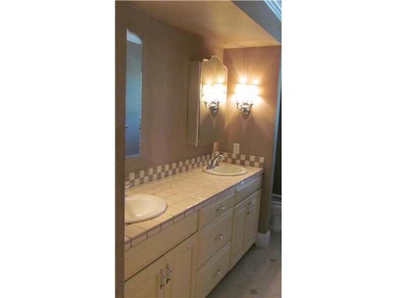 Building Photo - 2015 Hidden Crest Dr