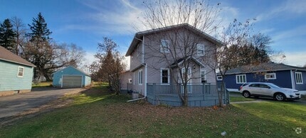 Building Photo - Available August 1st - 3 Bed Home in Cloqu...