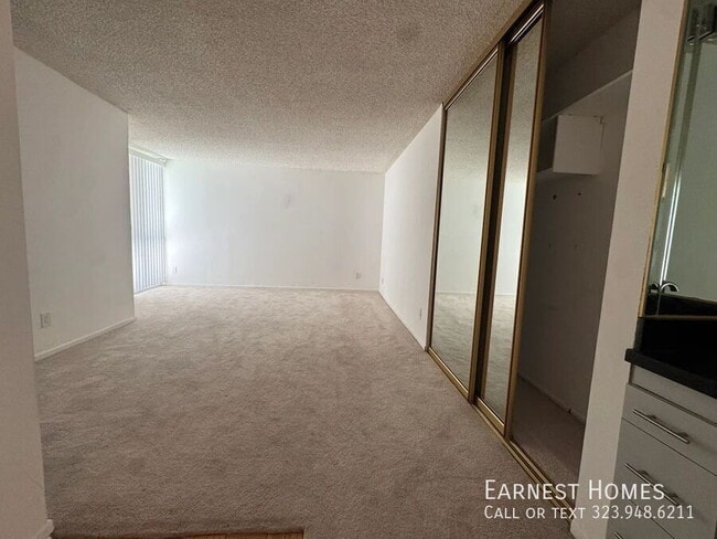 Building Photo - 8530 Holloway Dr