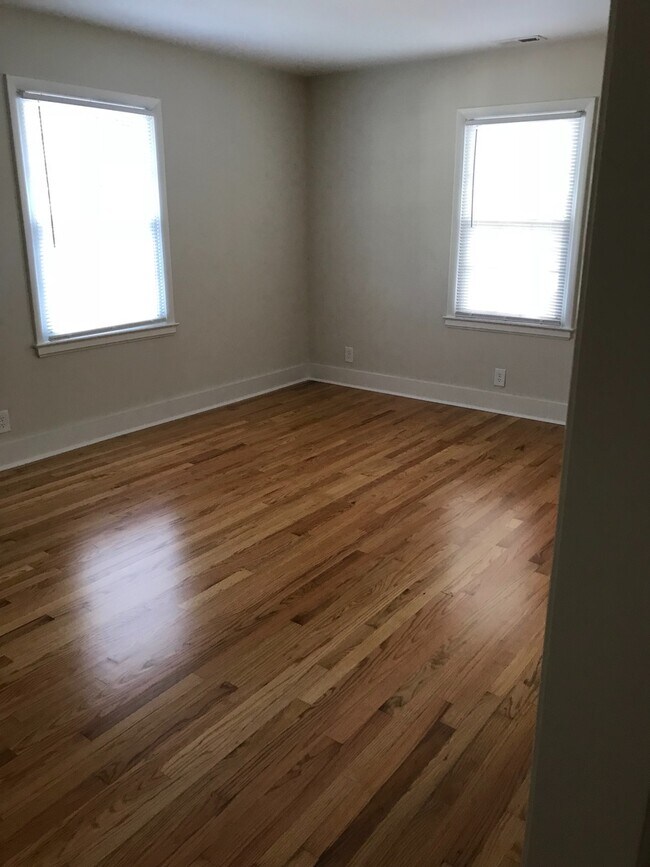 Building Photo - Beautiful Remodeled Two Bedroom House Near...