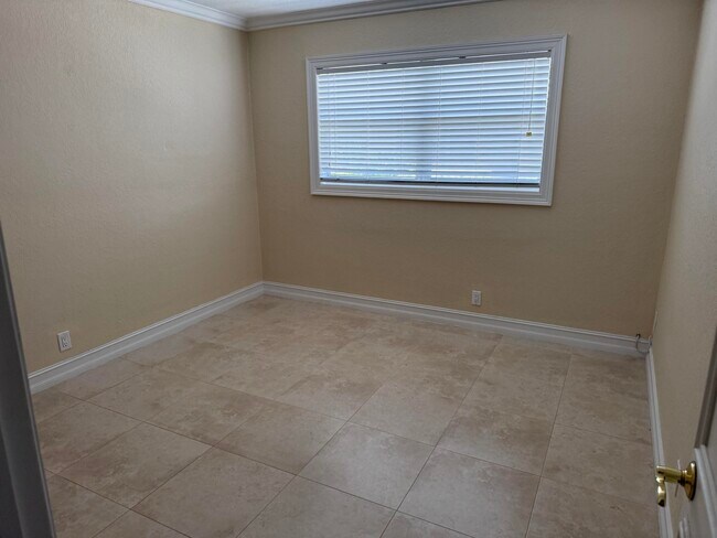 Building Photo - 1221 SE 3rd St