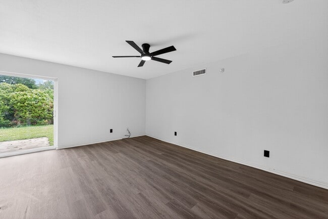 Building Photo - 302 Independence Dr