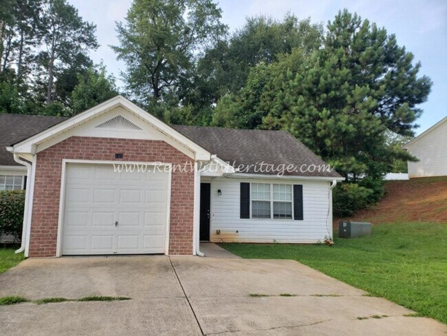 Building Photo - GREAT ONE LEVEL TOWNHOME / END UNIT / POPULAR DOWNTOWN VILLA RICA AREA / CAN WALK TO SHOPPING AND...