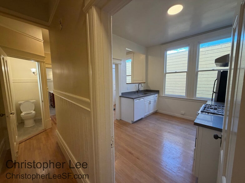 Building Photo - 2211 Pine St