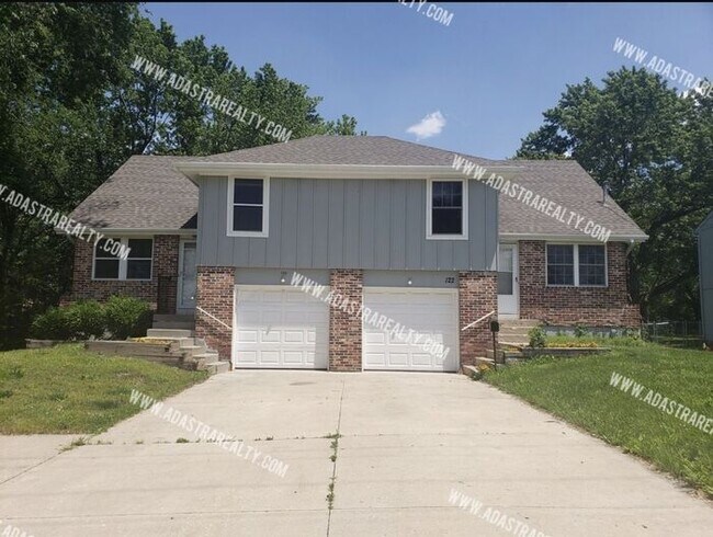 Building Photo - 3 Bedroom Duplex in Olathe North District-Available NOW!!